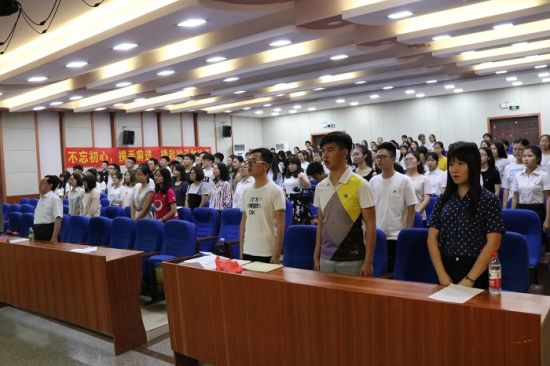 广西民族大学传媒学院举行入党宣誓仪式及答复党员提案
