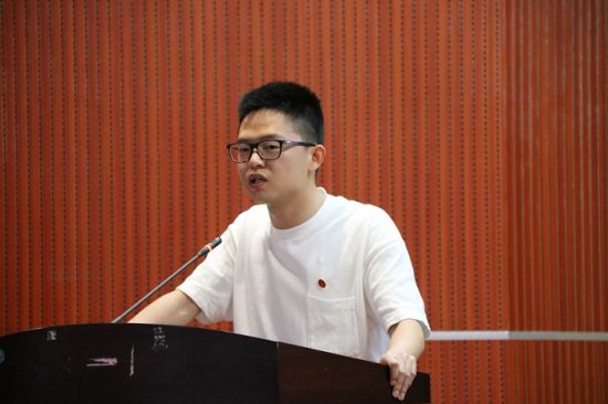 广西民族大学传媒学院举行入党宣誓仪式及答复党员提案